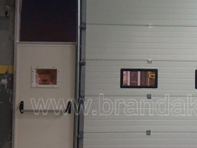 sanayi tip seksiyonel personel girişli kapı